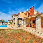 Charming Villa Oliva With 4 Bedrooms Near The Wonderful Village Of Fazana