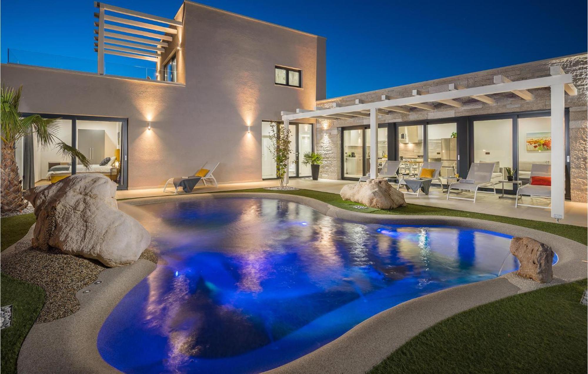 Gorgeous In With Jacuzzi