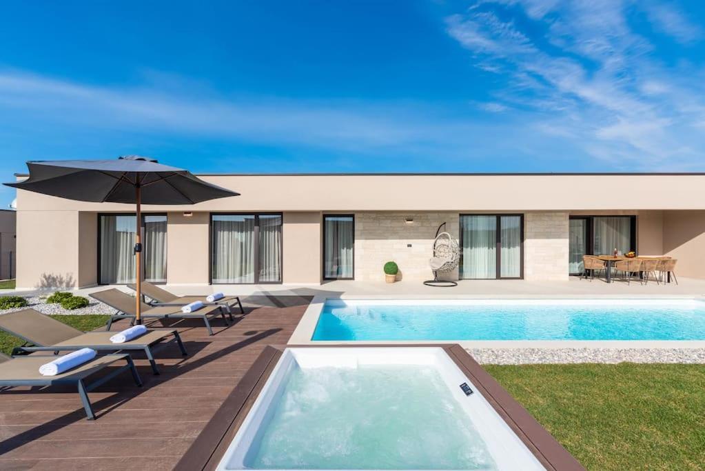 Villa Daleo With Heated Pool And Jacuzzi Near Porec Labinci
