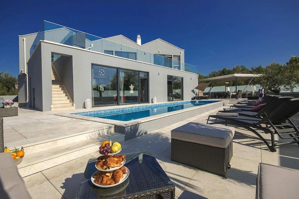 Birdhouse Villa