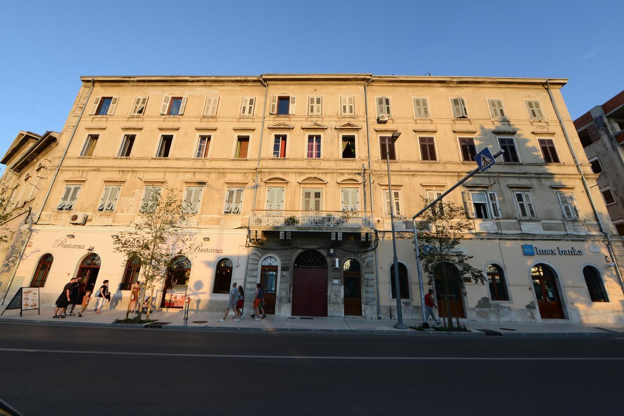 Riva Hostel *