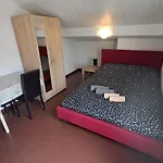 Roman Arch- Low Budget Doublebed Room In Top Center