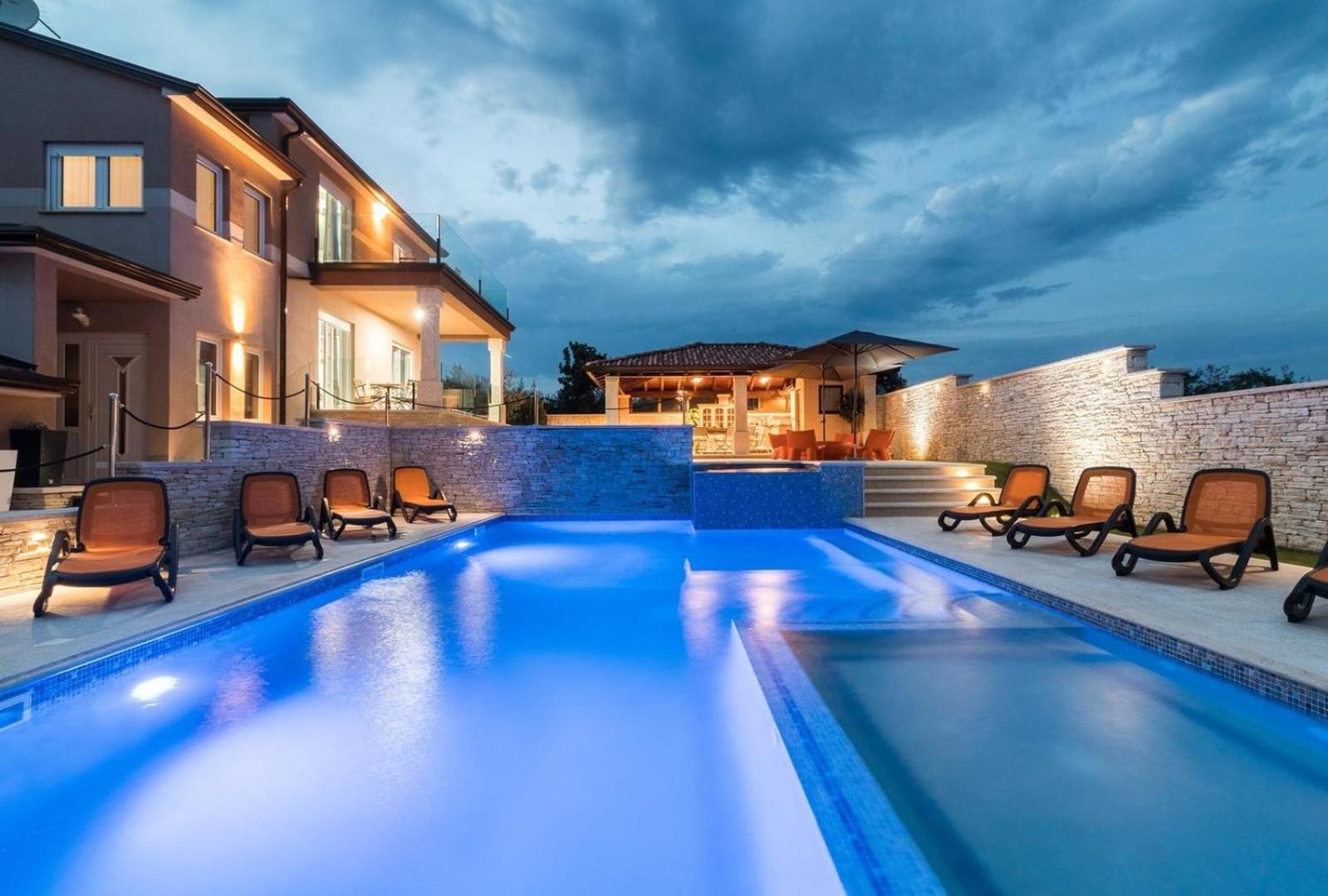 Mit Privatpool Fuer 18 Personen Ca 400 Qm In Valtura, Istrien Suedkueste Von Istrien * بولا