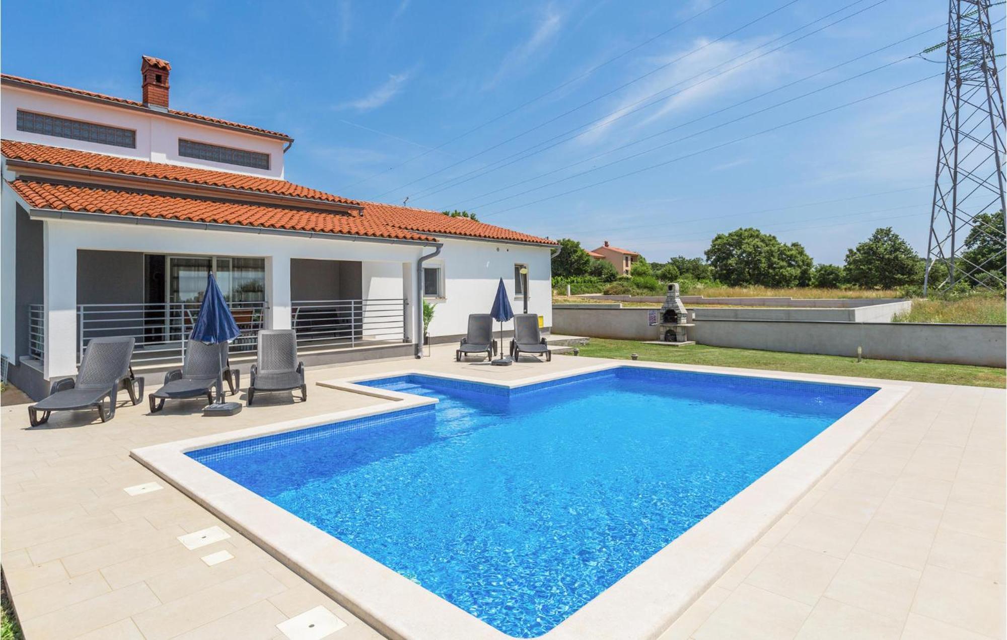 3 Bedroom Gorgeous In Holiday home Galizana