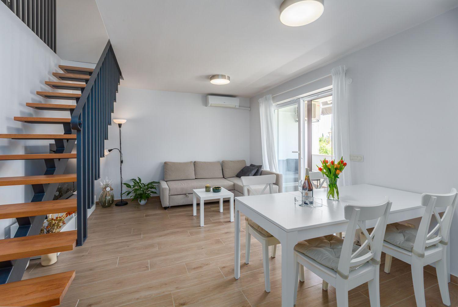 Apartment Exquisites Mit Eigener Galerie, Babybett, Waschmaschine Und Nur 700 Meter Zum Poreč