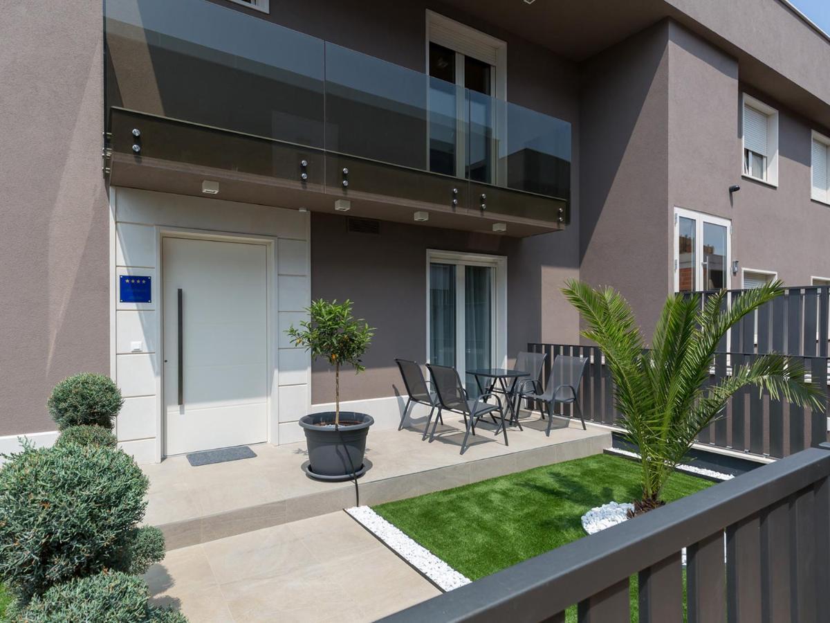 A&a1 A&a2 Apartment *