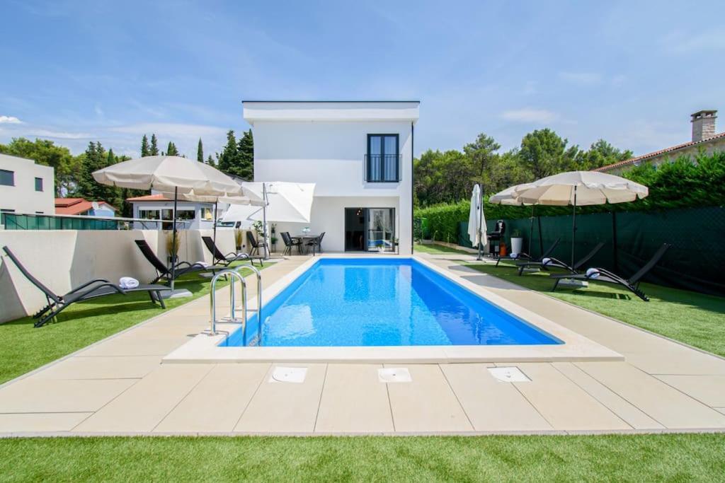 Villa Modern Angelina In *