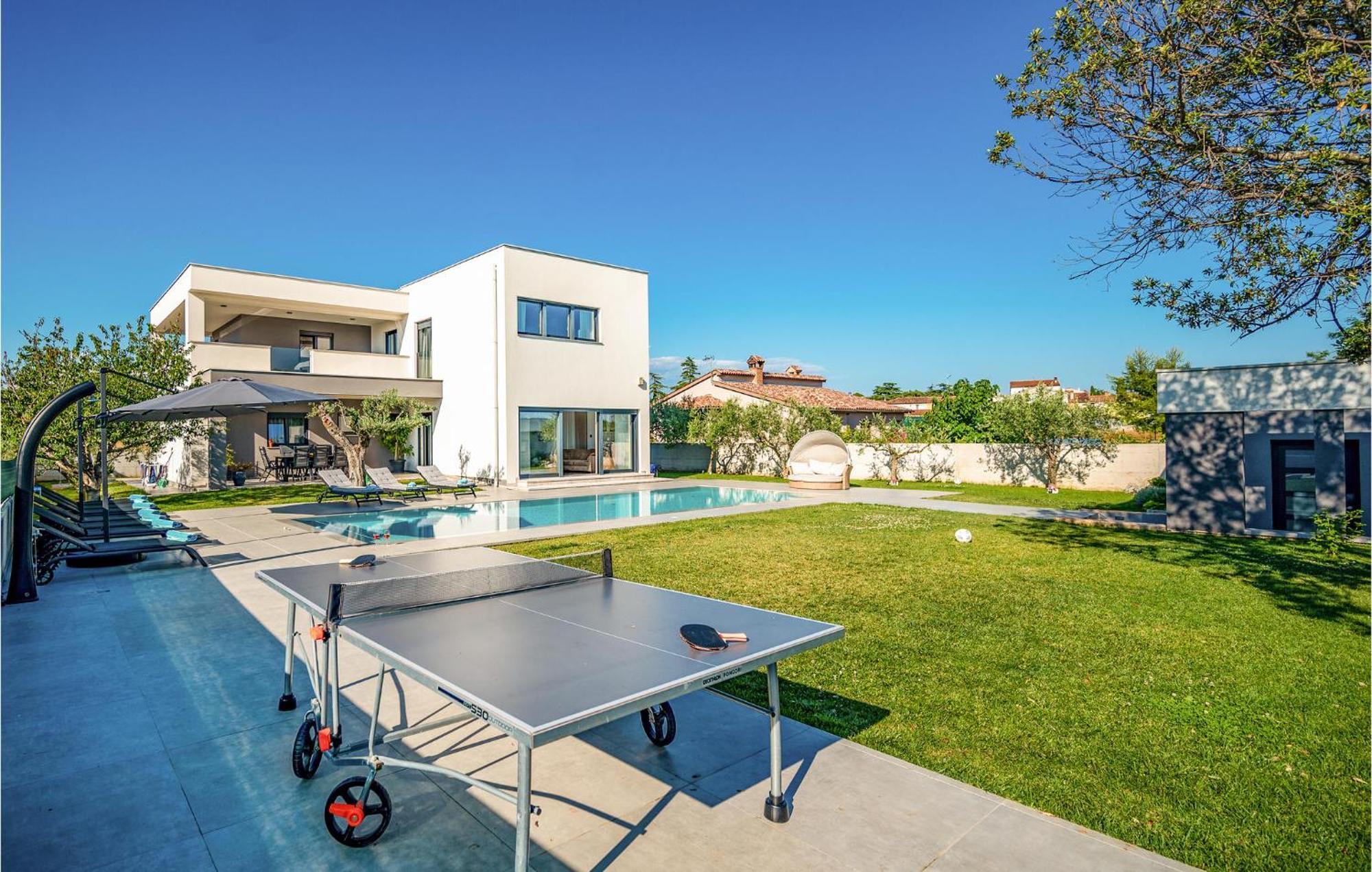 Amazing In With Outdoor Swimming Pool Vakantiehuis Pula